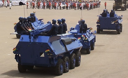 Mowag-Piranha- und Roland-Fahrzeuge der Polizei Ghanas, 06.03.2007. Oluniyi Ajao / Flickr. Via Wikimedia Commons. Spätere Aufnahme; keine Zuordnung zu einer bestimmten Lieferung der 1970er-Jahre. Lizenzprüfung: 2026-09-26. Mowag-Piranha- und Roland-Fahrzeuge der Polizei Ghanas, 06.03.2007. Oluniyi Ajao / Flickr. Via Wikimedia Commons. Spätere Aufnahme; keine Zuordnung zu einer bestimmten Lieferung der 1970er-Jahre. Lizenzprüfung: 2026-09-26.