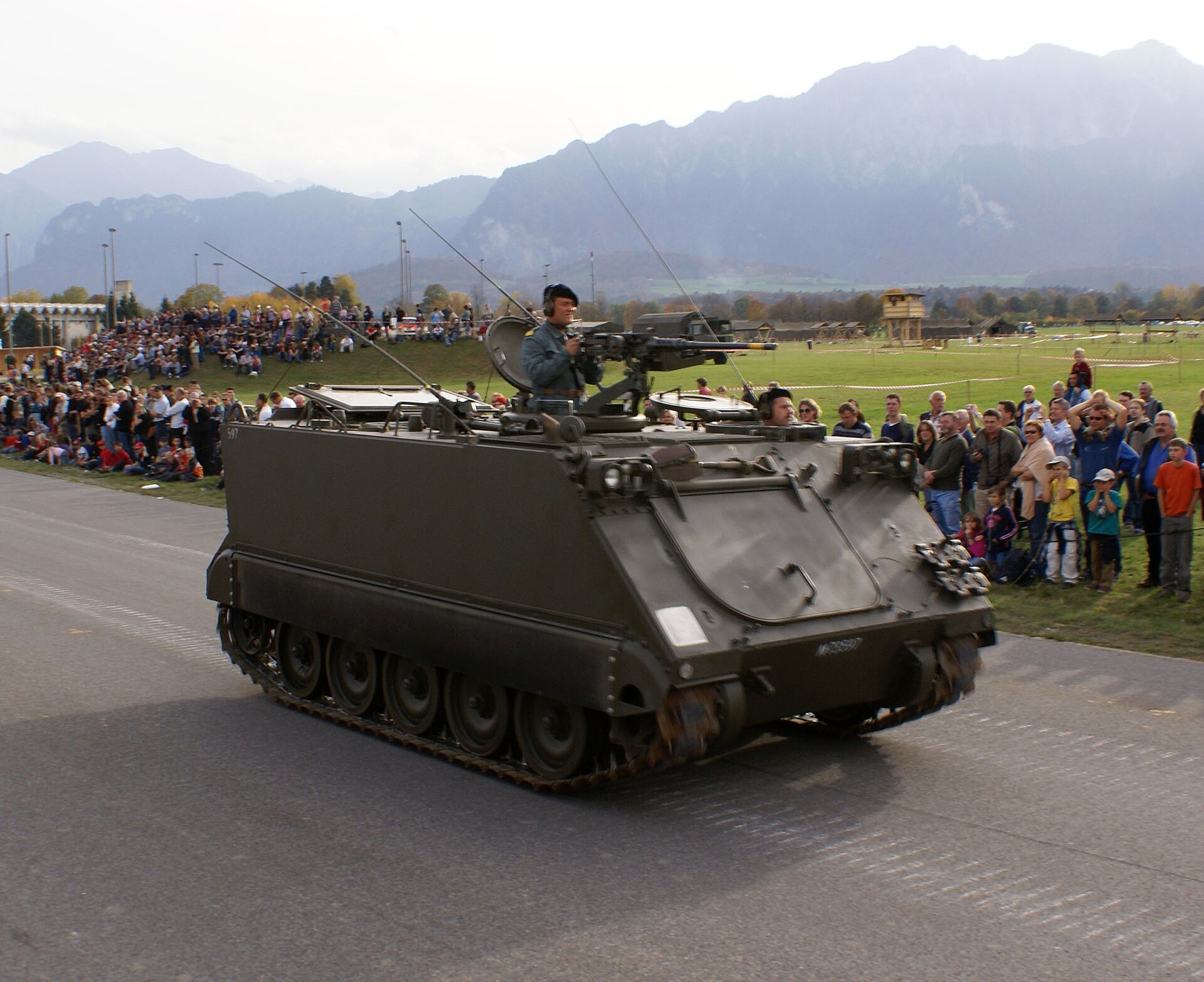 Schweizer M113 an der Steel Parade in Thun, 27.10.2006. Sandstein / Wikimedia Commons (Eigenaufnahme). Via Wikimedia Commons. Typenbild; kein Nachweis der konkreten Lieferung. Lizenzprüfung: 2026-09-26. Schweizer M113 an der Steel Parade in Thun, 27.10.2006. Sandstein / Wikimedia Commons (Eigenaufnahme). Via Wikimedia Commons. Typenbild; kein Nachweis der konkreten Lieferung. Lizenzprüfung: 2026-09-26.