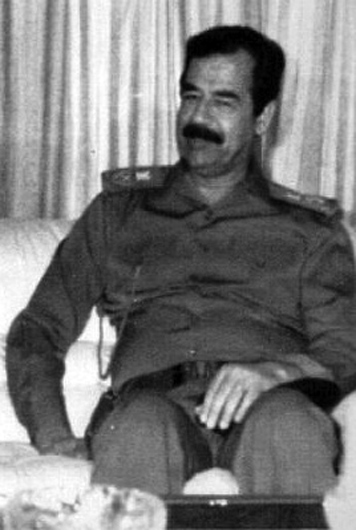 Porträt von Saddam Hussein (Datum nicht angegeben). CIA / CIA Museum; bereitgestellt auf Wikimedia Commons. Via Wikimedia Commons. Kontextporträt. Lizenzprüfung: 2026-09-26. Porträt von Saddam Hussein (Datum nicht angegeben). CIA / CIA Museum; bereitgestellt auf Wikimedia Commons. Via Wikimedia Commons. Kontextporträt. Lizenzprüfung: 2026-09-26.