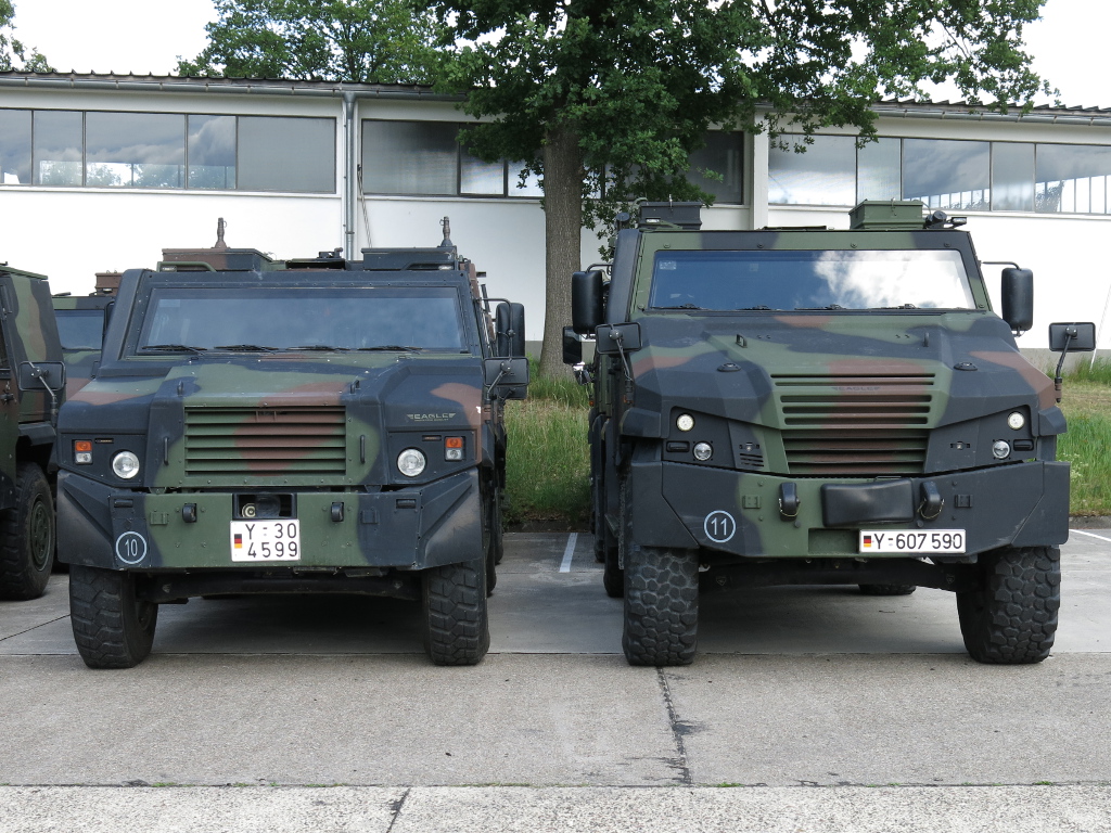 Mowag Eagle IV und V der Bundeswehr, Augustdorf, 10.06.2017. Boevaya mashina / Wikimedia Commons (Eigenaufnahme). Via Wikimedia Commons. Illustration der Eagle-Familie; abgebildete Varianten sind nicht zwingend diejenige des Falls. Lizenzprüfung: 2026-09-26. Mowag Eagle IV und V der Bundeswehr, Augustdorf, 10.06.2017. Boevaya mashina / Wikimedia Commons (Eigenaufnahme). Via Wikimedia Commons. Illustration der Eagle-Familie; abgebildete Varianten sind nicht zwingend diejenige des Falls. Lizenzprüfung: 2026-09-26.